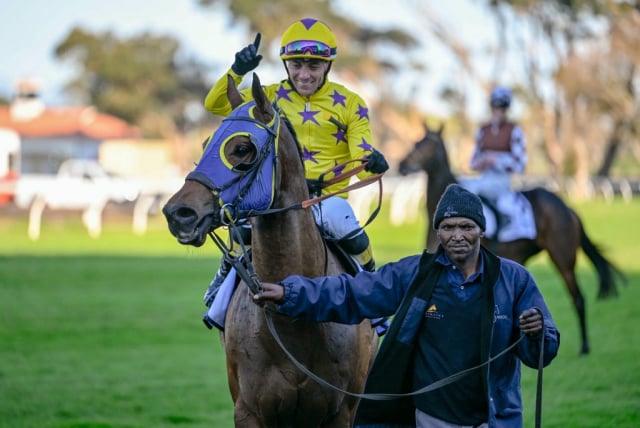 20260812 – VOORLOOPERTJIE wins Kenilworth – 881 (10)