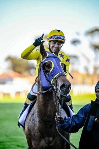 20260812 – VOORLOOPERTJIE wins Kenilworth – 881 (13)