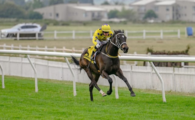 20260923 – BOOZY SUSIE wins Durbanville – 898 (2)