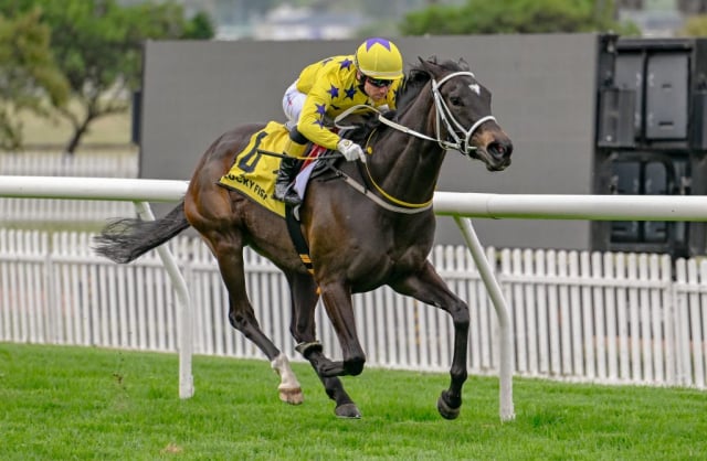20260923 – BOOZY SUSIE wins Durbanville – 898 (4)
